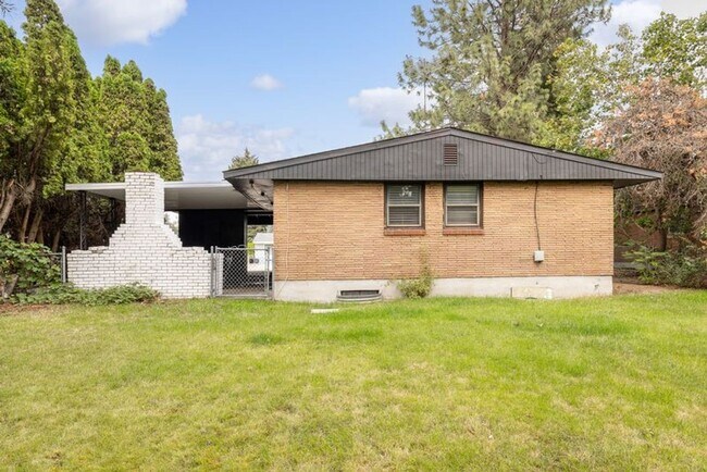 Building Photo - 3011 W Dalke Ave