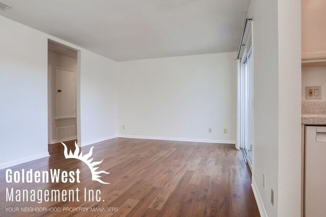 Building Photo - Charming 2Bdm 2Ba Upstairs Condo in a Prim...