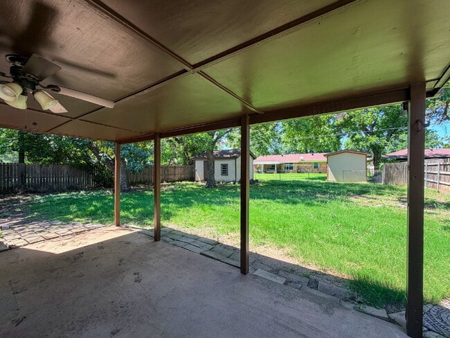 Building Photo - 3 Bedroom, 2 Bath Home in Burleson - Great Location!