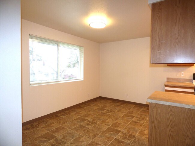 Building Photo - Rent Special: FREE June's Rent - 2 Bedroom 1 Bath Unit NE Salem!