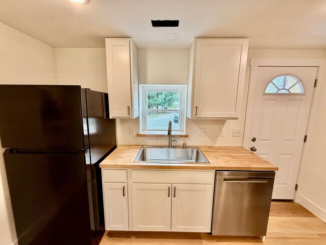 Building Photo - 3 Bdrm Close to Campus! Monthly rent $1,500