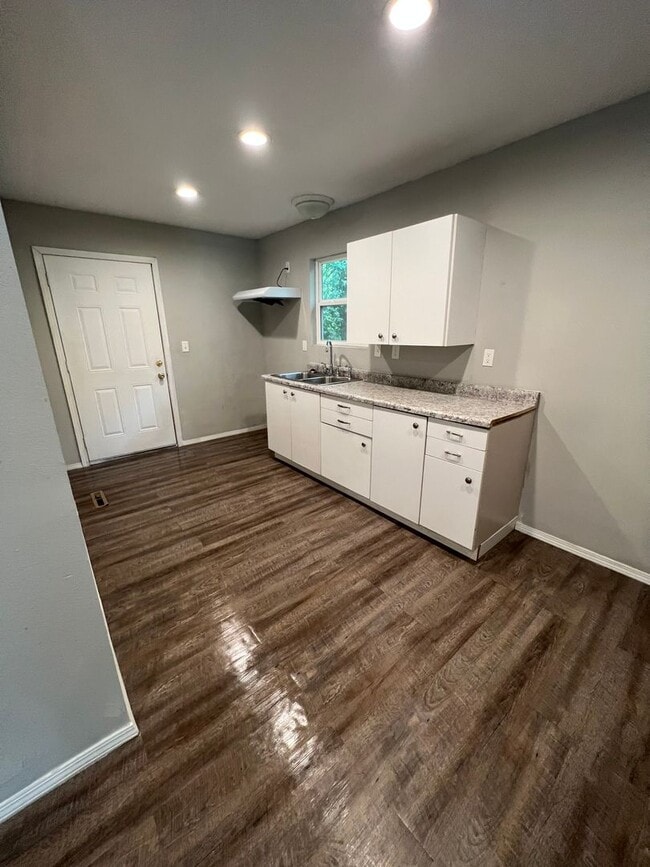 Building Photo - 3 Bed 2 Bath House