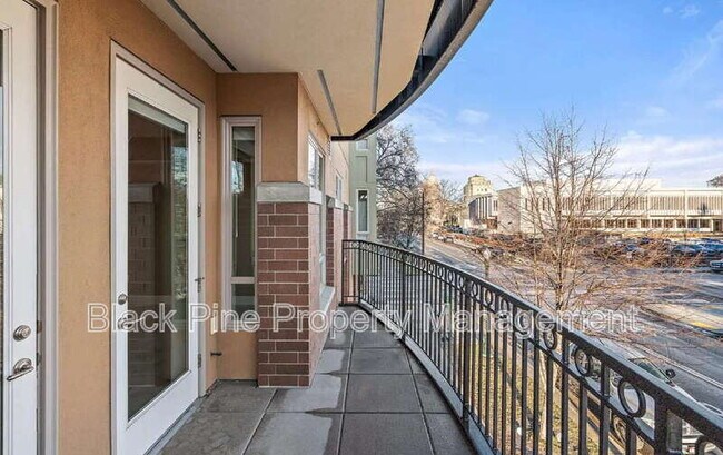 Building Photo - 323 W Jefferson St