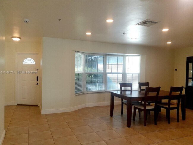 Building Photo - 2109 N Park Rd