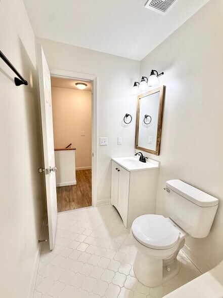 Full Bathroom (2nd Floor) - 274 Fleming Rd