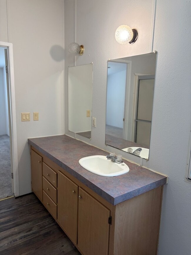 Building Photo - Trailer house; 3 bed 2 bath