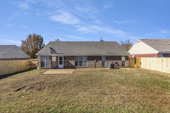 Building Photo - 8334 Manhatten Dr