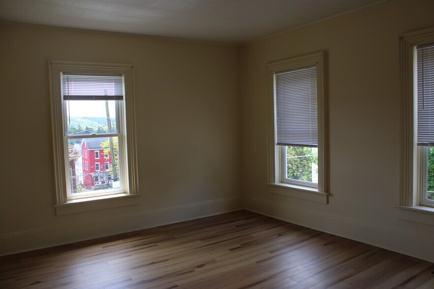 Building Photo - 132 N White St