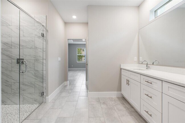 Building Photo - 1250 Papillon St