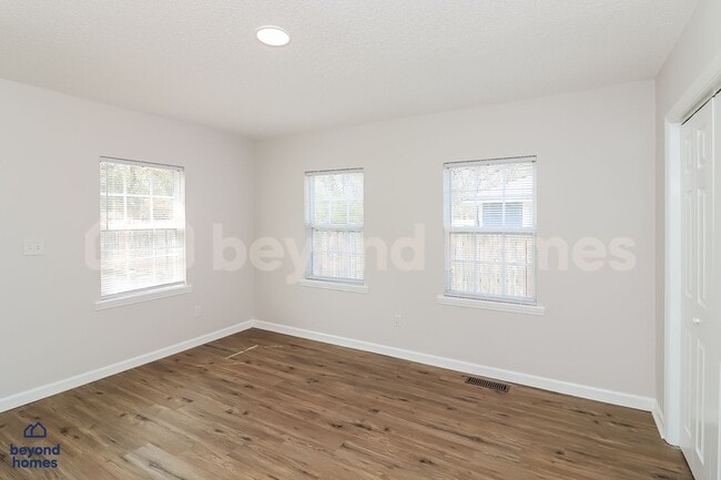 Building Photo - Gorgeous 4 bedroom / 3 full bath with 1,670 sq feet of space!