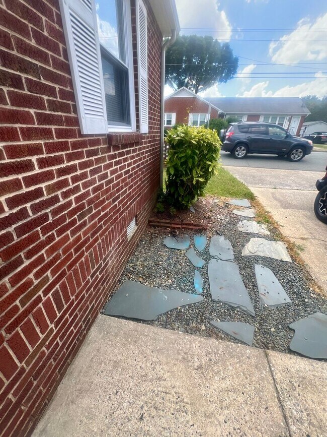 Building Photo - Two bedroom, 1 bath house in Graham-Coming...