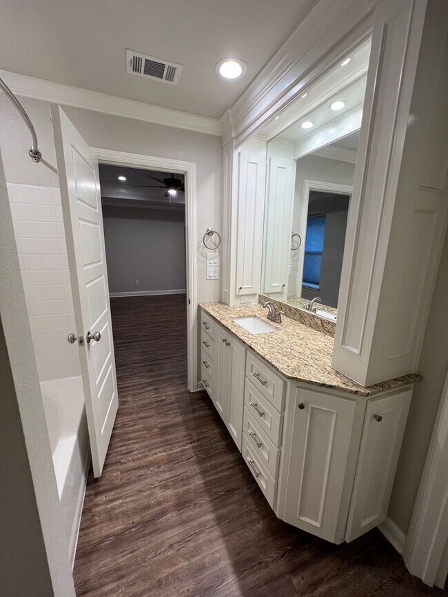 Building Photo - 5429 Meadow Ridge Dr