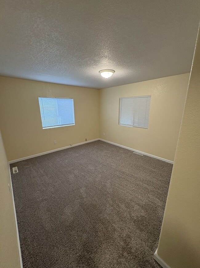 Building Photo - Remodeled Three Bed Two Bath