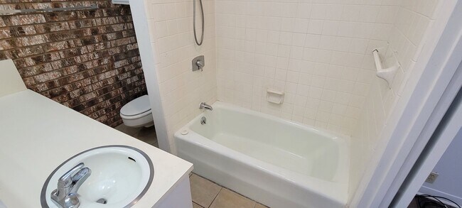 Building Photo - LARGE 2 BEDROOM 3 BATH CONDO IN COLONIAL PARK