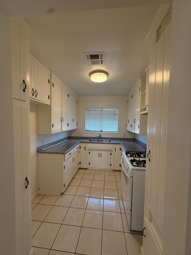 Building Photo - 5935 Buffalo Ave