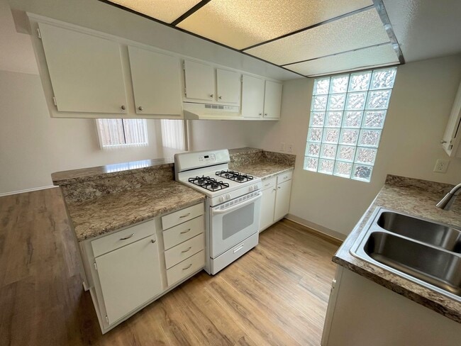 Building Photo - Upgraded 1+1 Midtown Duplex