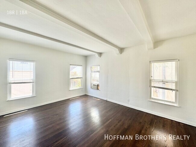 Building Photo - 9932 Robbins Dr