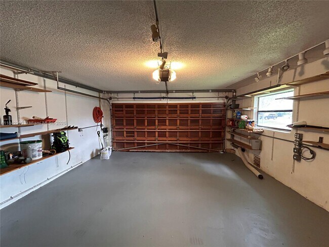 Building Photo - 1048 NW 99th Ave