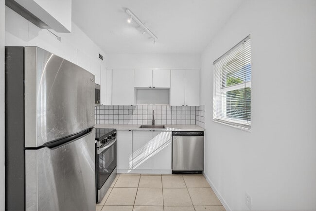 Building Photo - 1821 Middle River Dr