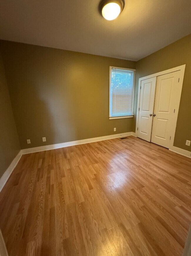 Building Photo - 1037