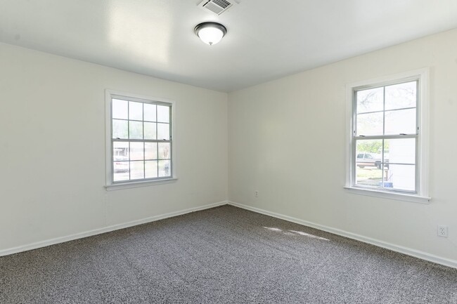 Building Photo - 4-Bedroom Must See!
