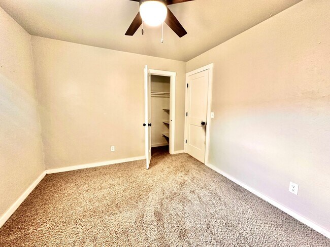 Building Photo - 4 Bed Spacious Midwest city House