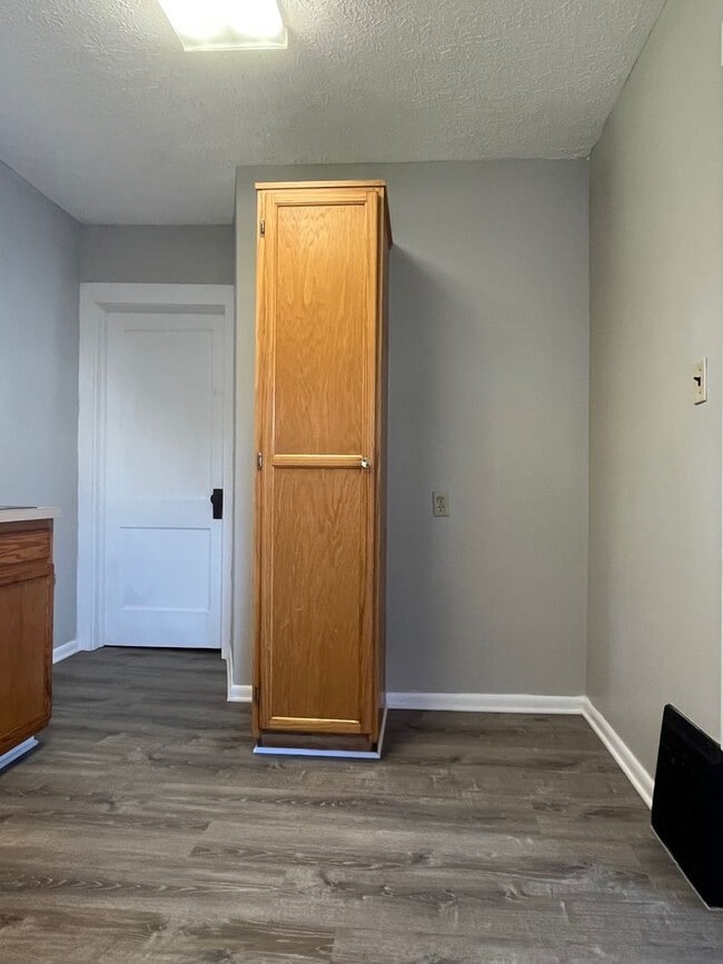 Building Photo - Three Bedroom Home