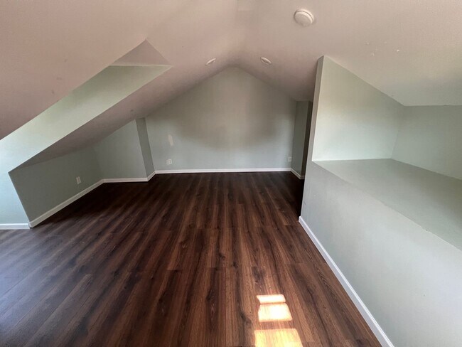 Building Photo - Pittsburgh - 3 Bedroom 1.5 Bathroom