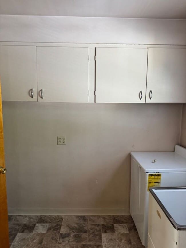 Building Photo - SINGLE LEVEL, 3 BEDROOM HOME WITH DETACHED...