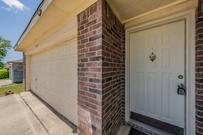 Building Photo - 8125 Rambler Rose St