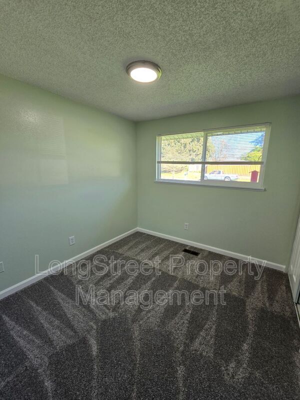 Building Photo - 3230 NE Canterbury Cir