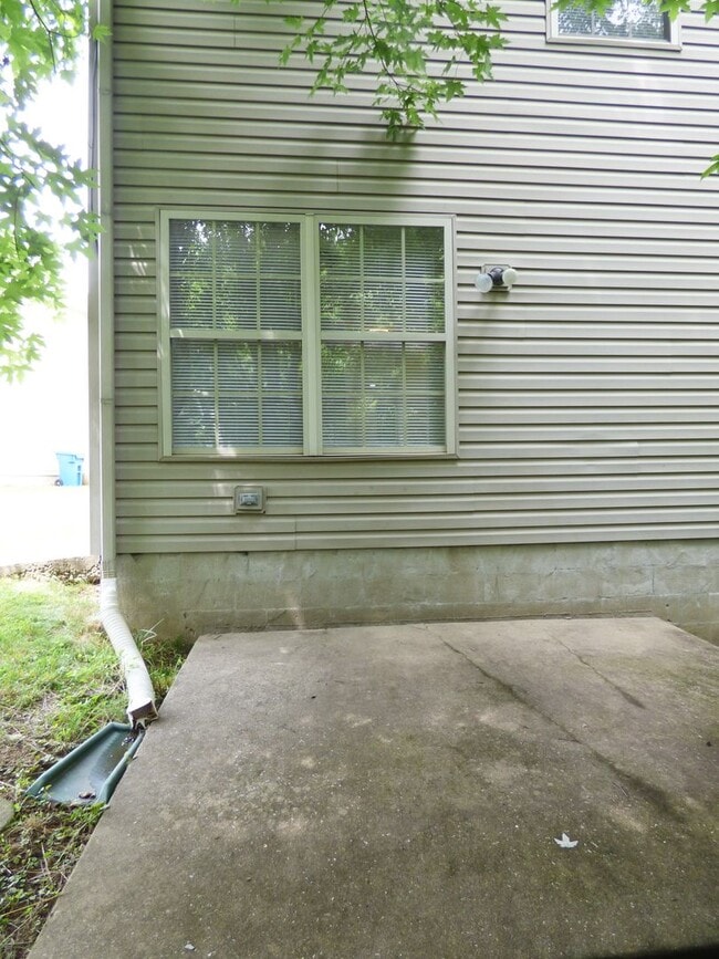 Building Photo - Beautiful Townhouse! All Electric, Washer/...