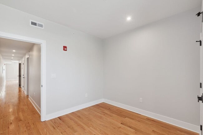 Building Photo - 2425 W Thompson St