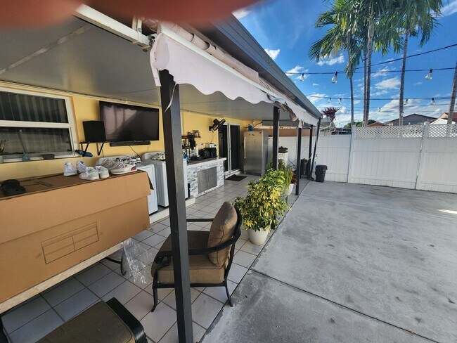 Building Photo - 1285 W 39th Pl