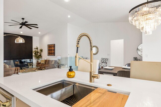 Building Photo - 47215 Heliotrope Dr