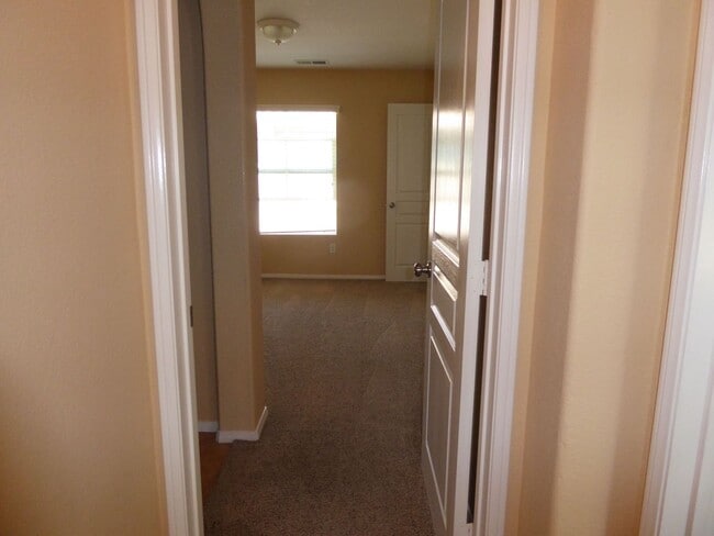 Building Photo - Conveniently located 3 BR, 3 Bath townhome in Coronado Ranch, close to everything.
