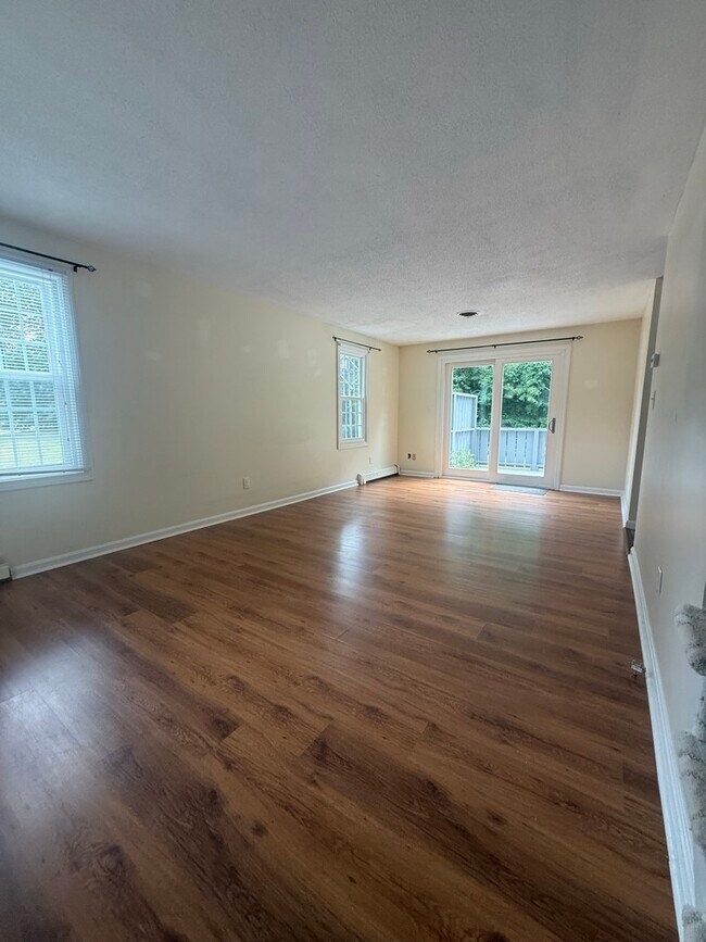 Building Photo - 303 Twin Lakes Dr