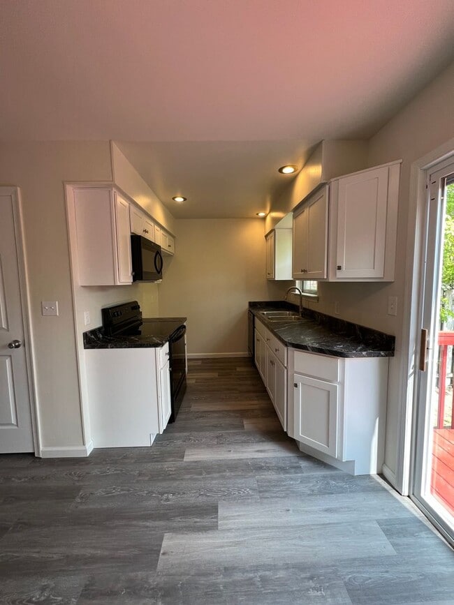 Building Photo - 3BR Townhome - Northampton School District