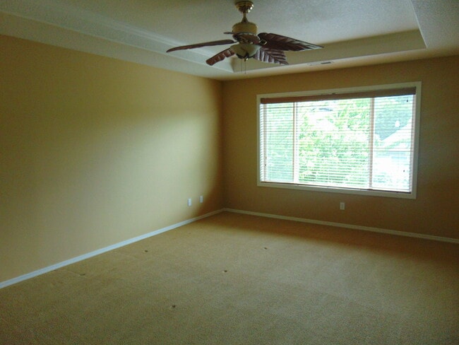 Building Photo - Beautiful 5 + bedroom home - In much desir...