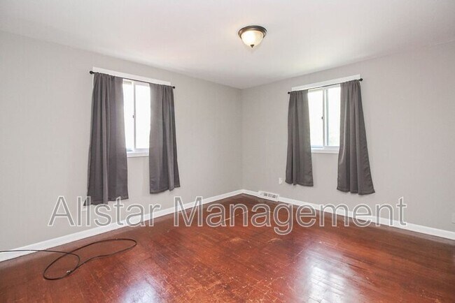 Building Photo - 404 E 215th St