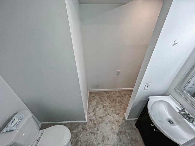 Building Photo - Sunny And Delightful 3 Bed 2.5 Bath Interior Townhome In Refreshing Newgate