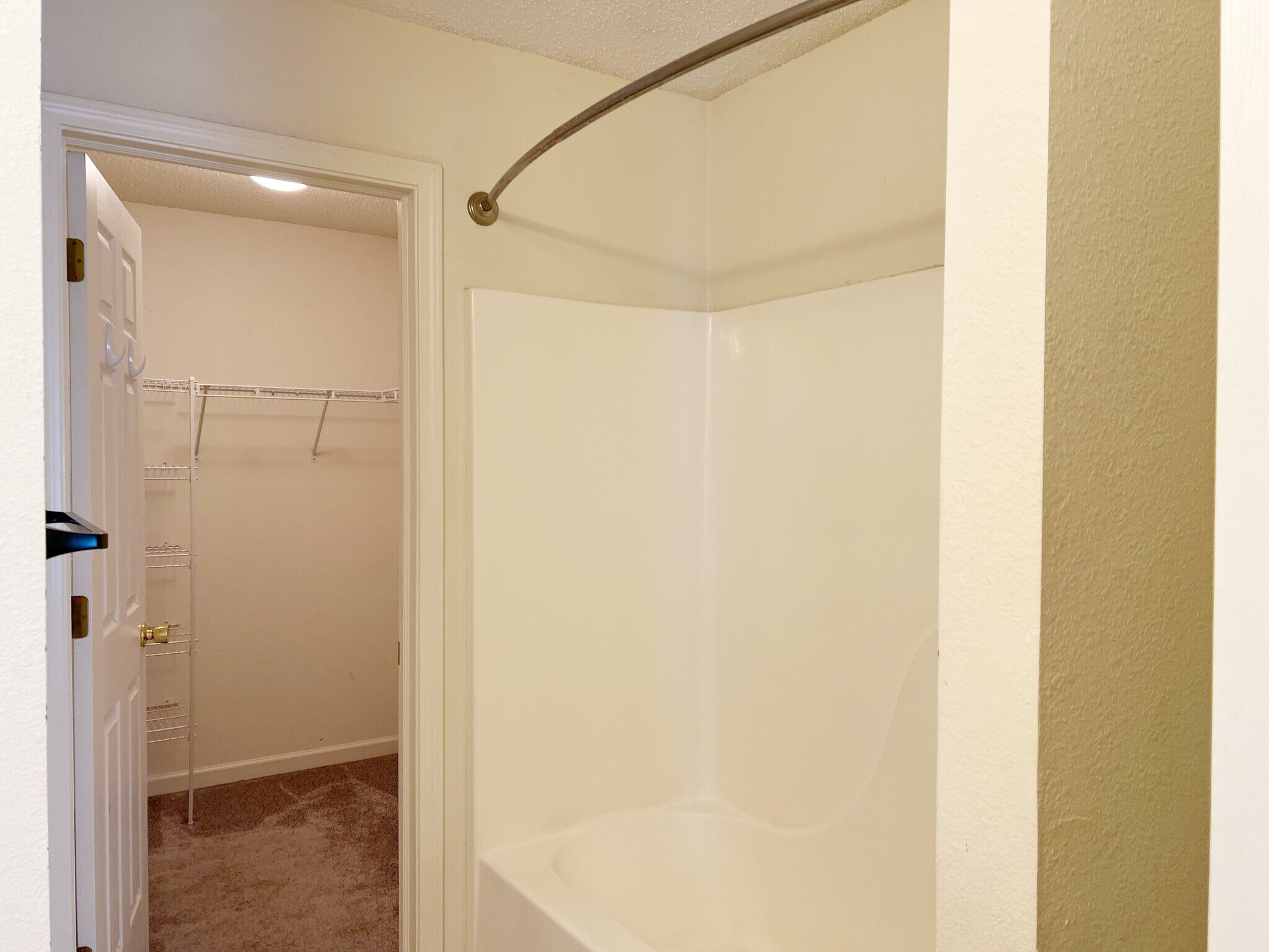 Building Photo - 2282 Middle View Dr