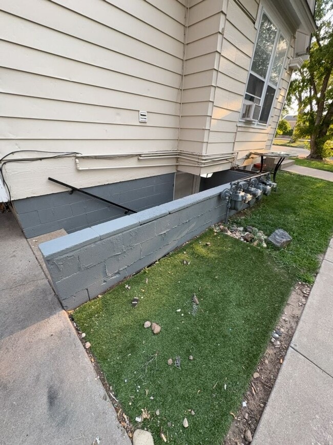 Building Photo - Updated 3 Bed 1 Bath Basement Apartment