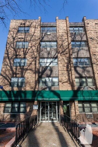 Building Photo - 665 W Wrightwood