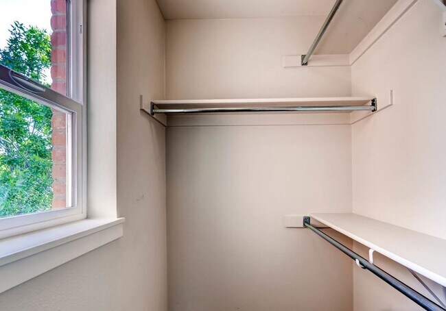 Building Photo - 1 bed 1.5 bath Stand Alone Townhome.  Available For Move-In Anytime Between March 15 - May 1st.