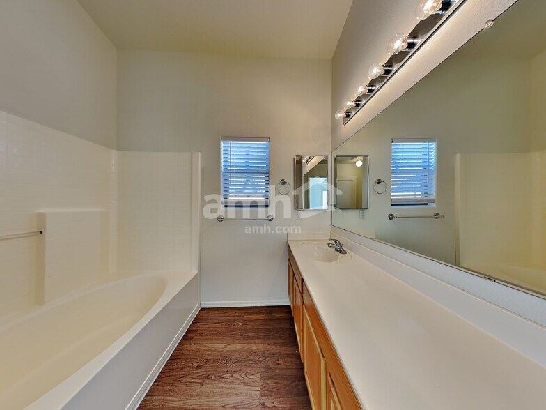 Building Photo - 2416 S 82nd Ave