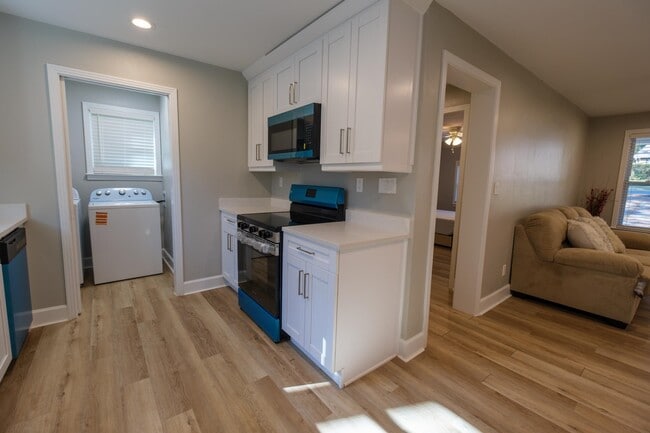 Building Photo - 1501 Sharon Rd