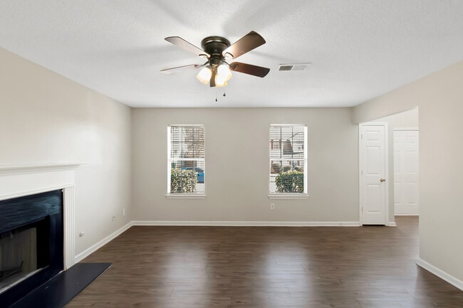 Building Photo - 2921 Russ Ln