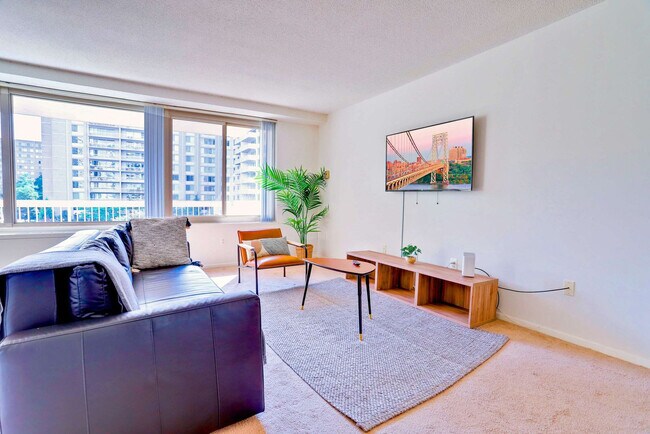 Building Photo - 1600 S Eads St