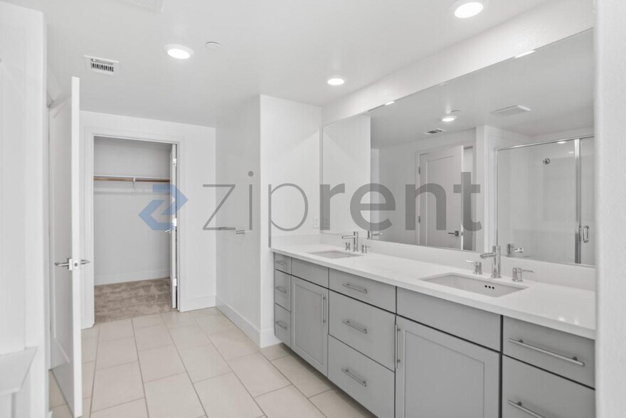 Building Photo - Unit 20